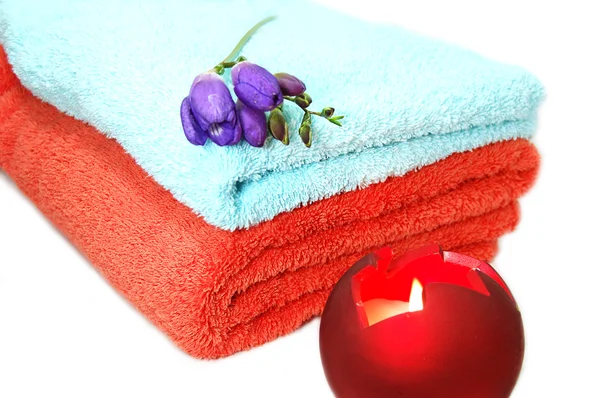 Handtücher und Kerzen, Wellness-Entspannung — Stockfoto