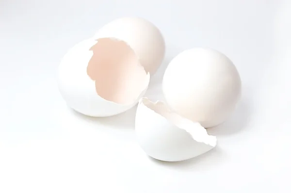 Bílá vejce, popraskané a celé — Stock fotografie