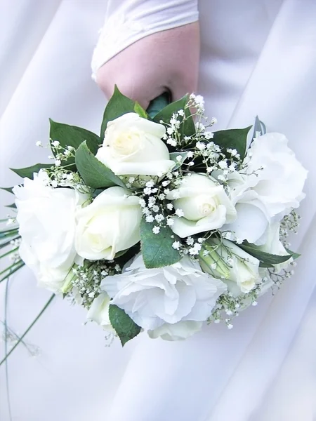 举行婚礼的花束新娘手 — 图库照片