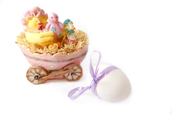 Kuřecí figurku a vejce izolovaných na bílém — Stock fotografie