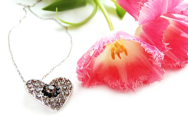 Różowe tulipany i biżuterią — Zdjęcie stockowe
