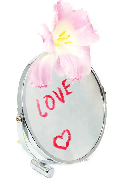 Hou van concept, woorden van liefde geschreven op spiegel met bloem — Stockfoto