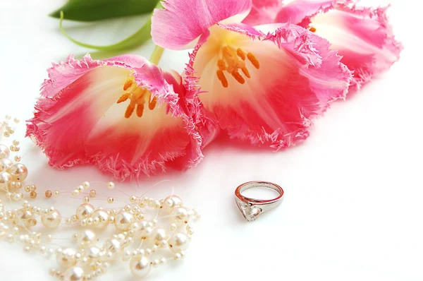 粉红色的郁金香和结婚戒指 — 图库照片