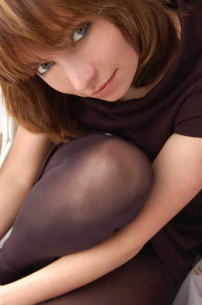 Yakın çekim güzel kahverengi saçlı kız portresi — Stok fotoğraf