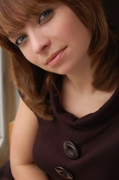 Gyönyörű barna hajú lány közeli portréja — Stock Fotó