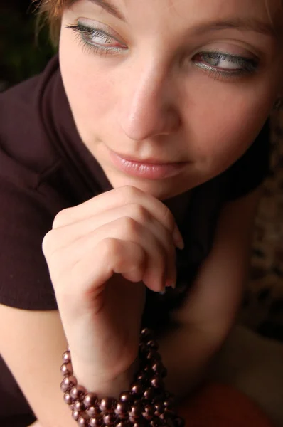 Close-up retrato de bela menina de cabelos castanhos — Fotografia de Stock