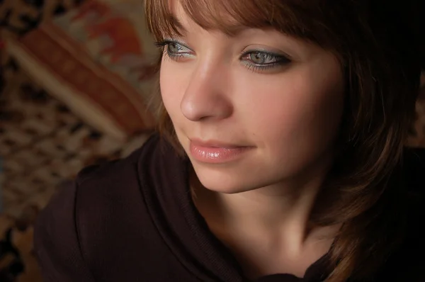 美しい茶色の髪の少女のクローズ アップの肖像画 — ストック写真