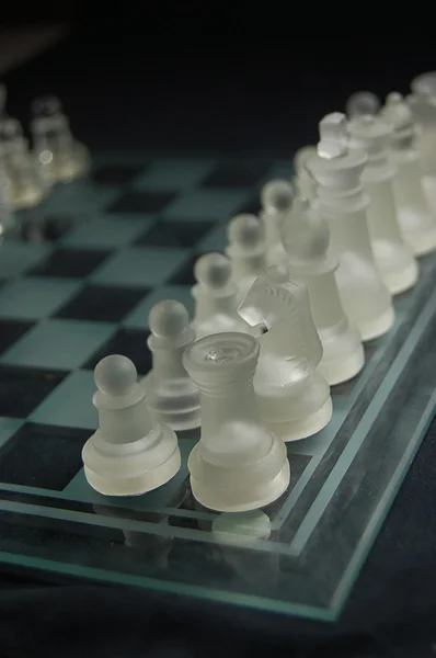 Conjunto de xadrez de vidro, pronto para jogar — Fotografia de Stock