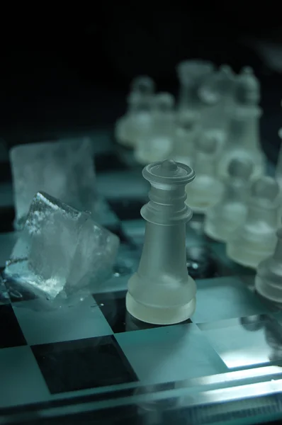 Conjunto de xadrez de vidro, pronto para jogar — Fotografia de Stock