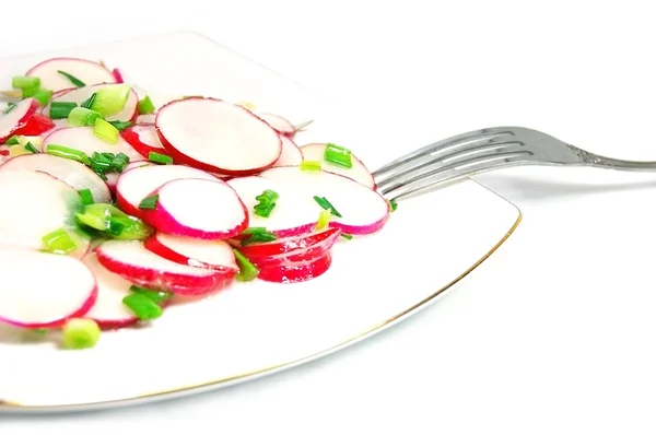 Салат из редиса на тарелке с вилкой — стоковое фото