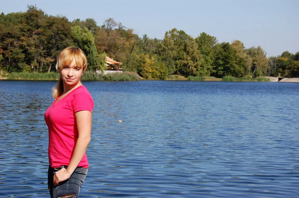 Mädchen auf blauem See im Wald — Stockfoto