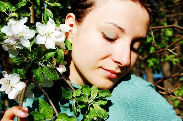 Hermosa mujer entre el cerezo en flor — Foto de Stock