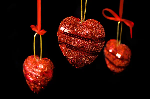 Jul röda hjärtan hängande — Stockfoto