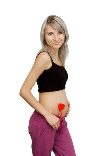 Mulher grávida segurando coração vermelho — Fotografia de Stock