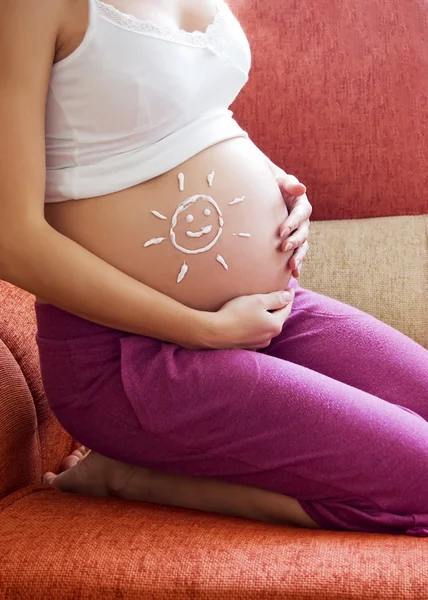 微笑着孕妇的肚子 — 图库照片