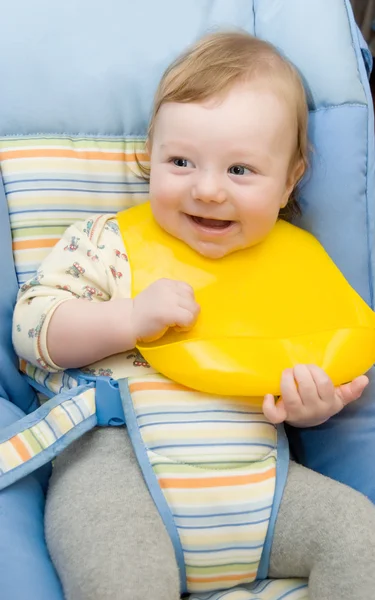 Χαριτωμένο μωρό αγόρι έτοιμο στη σίτιση — Φωτογραφία Αρχείου