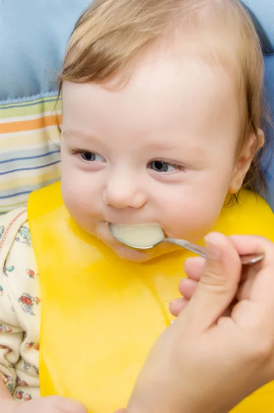 Mutter füttert Baby von Hand — Stockfoto