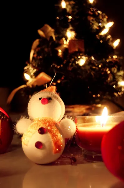 Muñeco de nieve sobre fondo árbol de Navidad —  Fotos de Stock