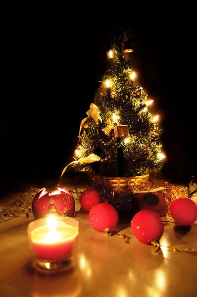Kerstboom met verlichting en kaarsen — Stockfoto