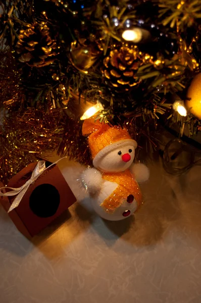 Снеговик и подарок — стоковое фото