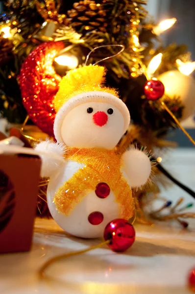 Χριστούγεννα χιονάνθρωπος και δέντρο — Φωτογραφία Αρχείου