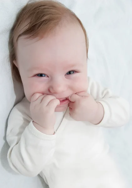 Adorable niño riendo mintiendo —  Fotos de Stock