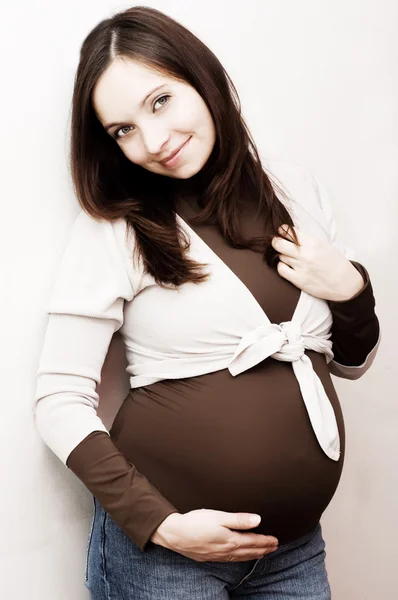 微笑怀孕的女人 — 图库照片