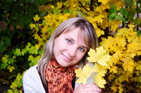 Mädchen mit gelben Herbstblättern — Stockfoto