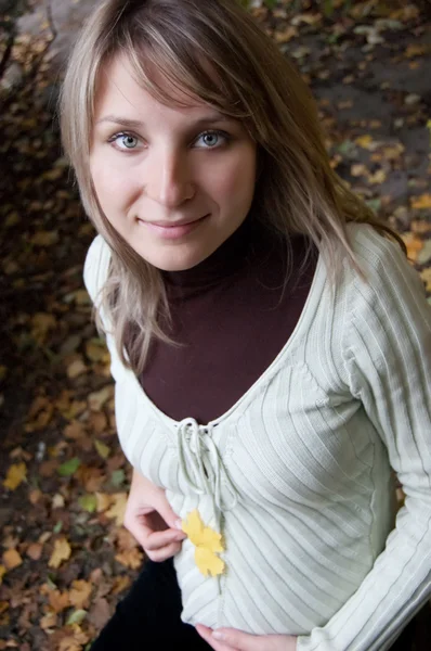 Őszi park szép terhes nő — 스톡 사진