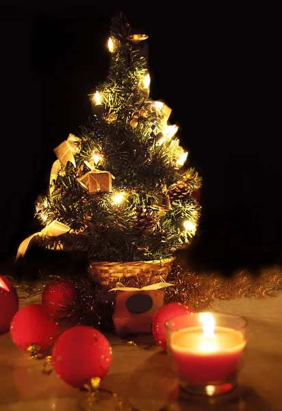 Kerstboom met verlichting en kaarsen — Stockfoto