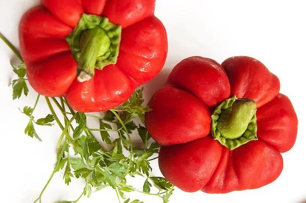 Μερικές κόκκινες πιπεριές και χόρτα — Φωτογραφία Αρχείου