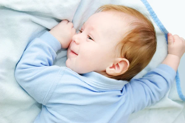 Bambino ragazzo sdraiato sulla coperta — Foto Stock