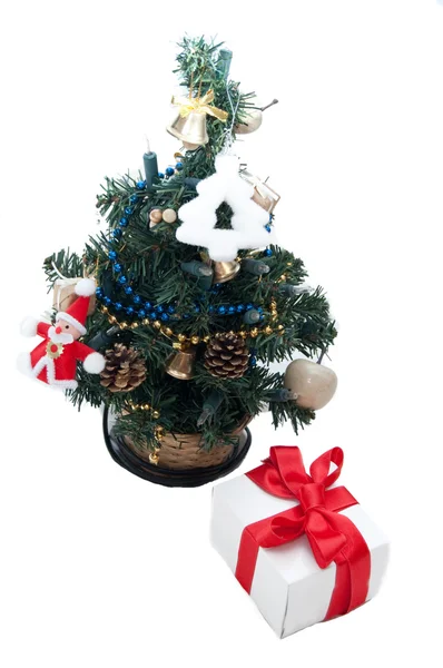 Kerstboom en cadeau met rood lint — Stockfoto