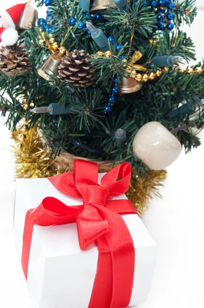 Gift with red ribbon — Stock Photo, Image
