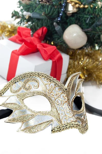 Maske über Weihnachtsdekoration — Stockfoto