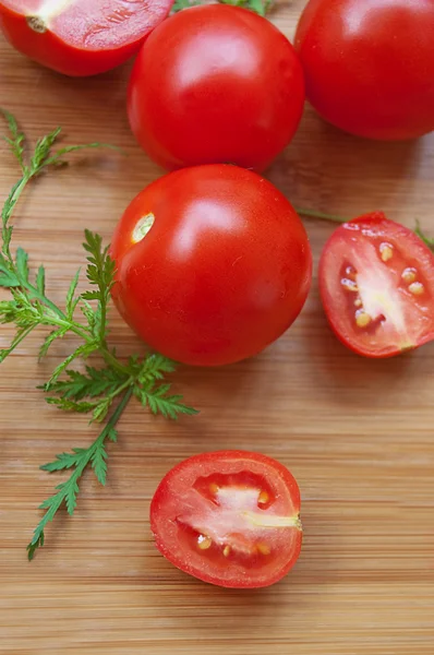 Gesneden tomaten en sla — Stockfoto