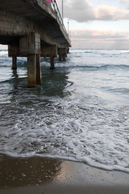 deniz üzerinde beton eski köprü