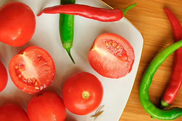 Některé rajčata, zelené a červené papriky — Stock fotografie