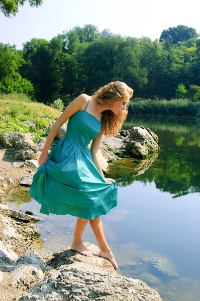 Smyslná dívka v šatech poblíž jezera — Stock fotografie