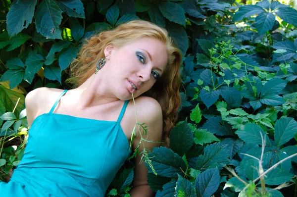 Lady liggande på gräs — Stockfoto