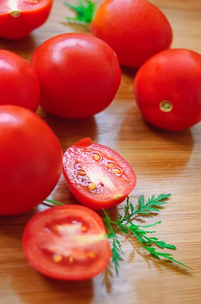 Gesneden tomaten en sla — Stockfoto