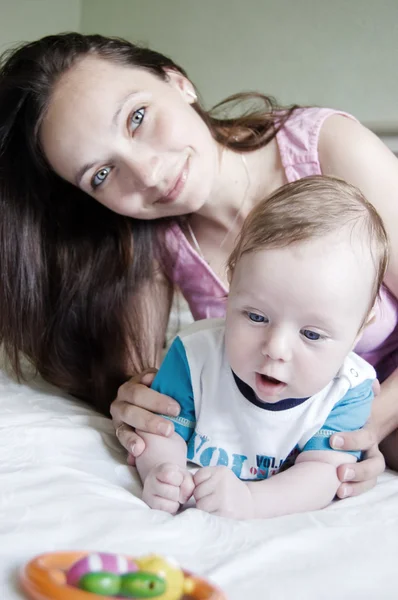 Mor med förtjusande baby pojke — Stockfoto
