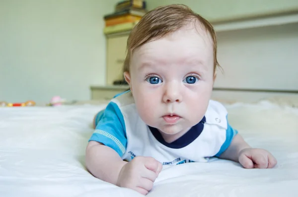 Adorable bebé mintiendo —  Fotos de Stock