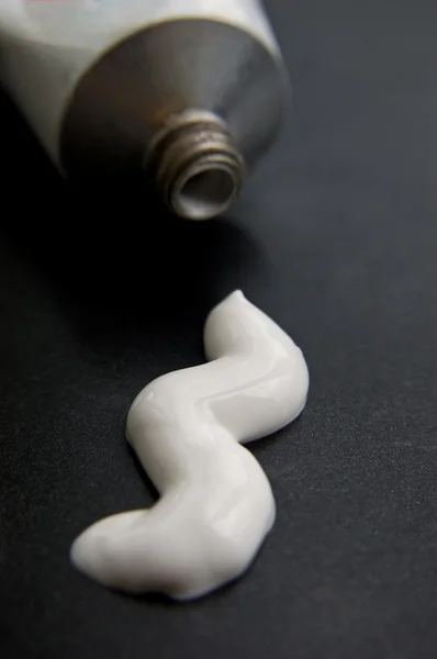 Tub alb cu pasta de dinti — Fotografie, imagine de stoc