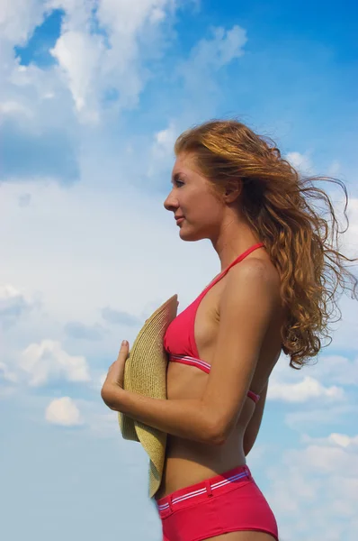 Vrouw in bikini met vliegende haar — Stockfoto