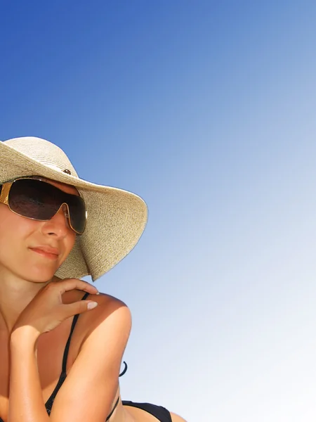 Mujer acostada en la playa sobre el cielo azul — Foto de Stock