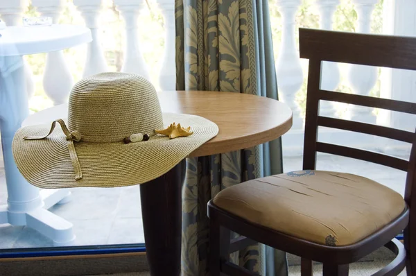 Table et chaise dans la chambre d'hôtel — Photo