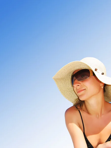 Žena s kloboukem přes modré obloze přechodu — Stock fotografie