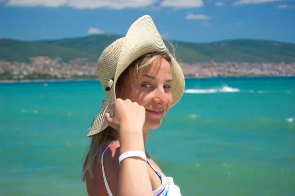 Şapka ve deniz çok güzel kadın — Stok fotoğraf