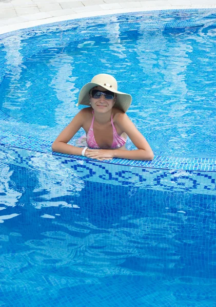 Yüzme havuzunda gülümseyen kadın — Stok fotoğraf